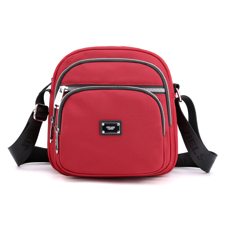 Oxford anyagú crossbody táska, városi letisztultság, kis négyzet alakú, horizontális forma, cipzáras zárás