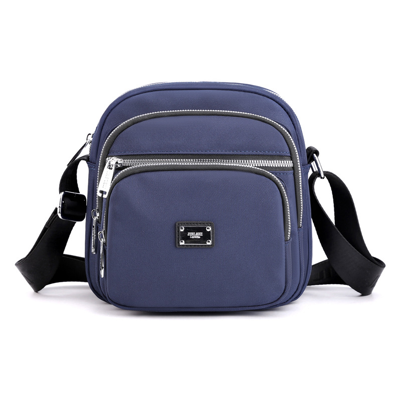 Oxford anyagú crossbody táska, városi letisztultság, kis négyzet alakú, horizontális forma, cipzáras zárás