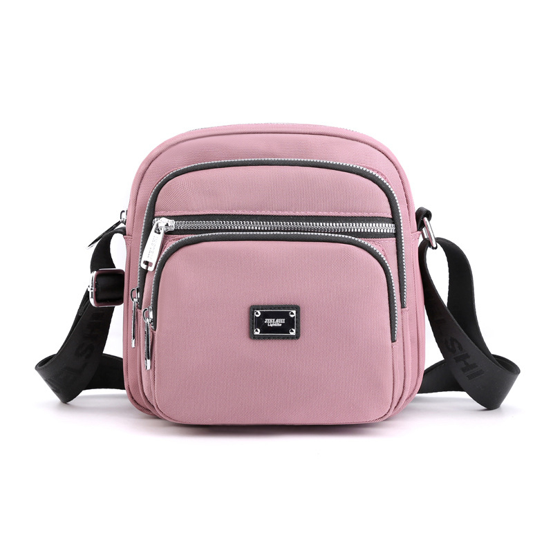 Oxford anyagú crossbody táska, városi letisztultság, kis négyzet alakú, horizontális forma, cipzáras zárás