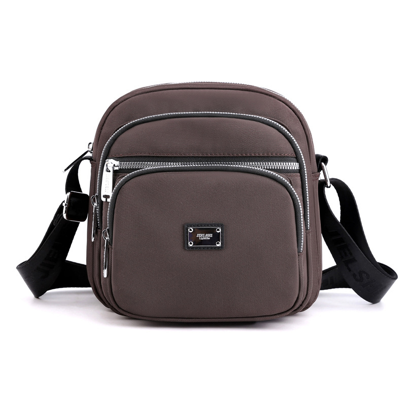 Oxford anyagú crossbody táska, városi letisztultság, kis négyzet alakú, horizontális forma, cipzáras zárás