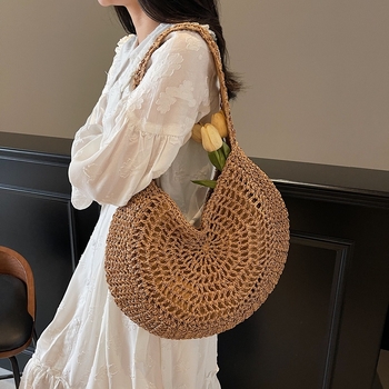 Caromanti PU válltáska, horizontális négyszögletes forma, cipzáras zárás, belső cipzáras zseb, nylon bélés, utcai divat, tavasz 2025