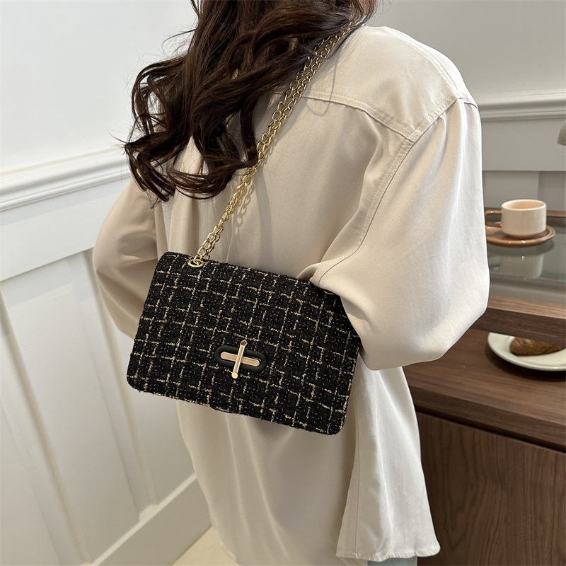 Geantă de umăr cu lanț, inspirată de Chanel, stil street-trend, formă orizontal pătrată, primăvara 2024, închidere cu lacăt, căptușeală poliester, buzunar intern pentru telefon