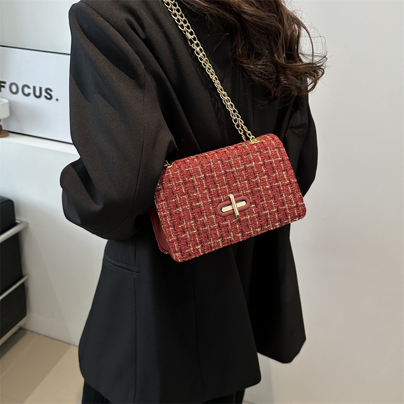 Geantă de umăr cu lanț, inspirată de Chanel, stil street-trend, formă orizontal pătrată, primăvara 2024, închidere cu lacăt, căptușeală poliester, buzunar intern pentru telefon