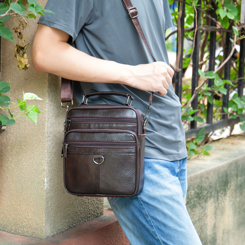 Férfi váll-táska valódi bőrből, első réteg borjúbőrből, vízálló és kopásálló, bővíthető