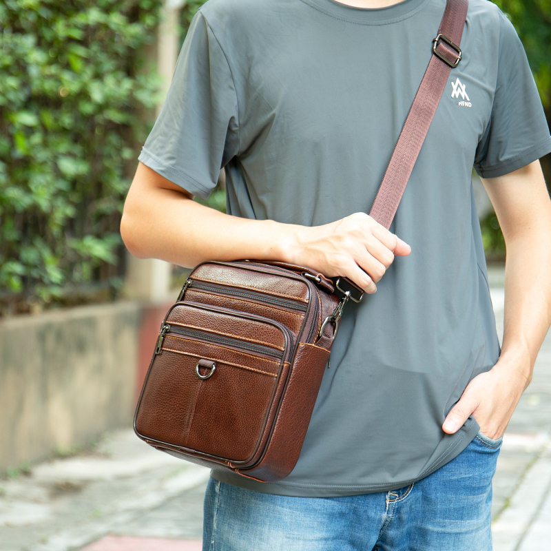 Férfi váll-táska valódi bőrből, első réteg borjúbőrből, vízálló és kopásálló, bővíthető