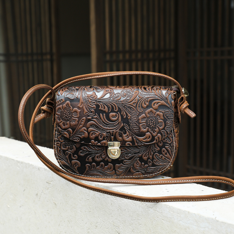 MVA Női válltáska valódi bőrből, első réteg marhabőrből, zárózárral, ovális forma, belső cipzáras zseb, Cloud bag stílus, egypántos, mindennapi használatra, 2025 tavasz