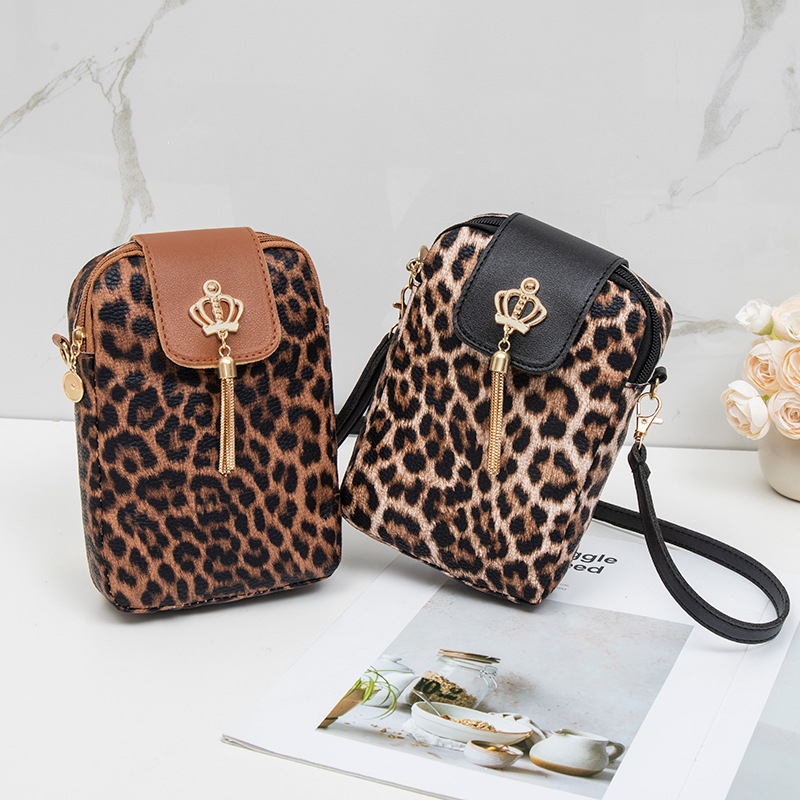 Geantă crossbody pentru telefon, imprimeu leopard cu ciucuri (PU material, formă verticală pătrată, fermoar, buzunar interior pentru ID, stil street fashion)