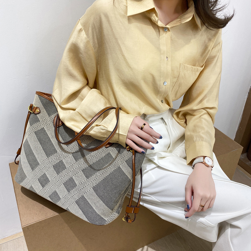 Vászon Tote táska utcai stílusban, horizontális négyzet alakú forma, belső bélés: szintetikus bőr