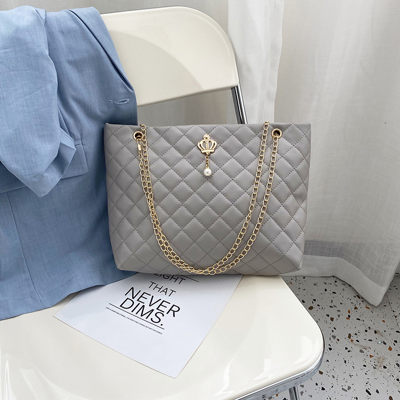 Vállon átívelő crossbody táska rombusz hímzéssel és korona lánccal (PU; bélés poliészter; márka Butterfly Dance; stílus: Fresh and Sweet; mindennapi használatra)