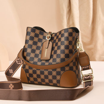 Női bucket bag kockás mintával, PU anyag, poliészter bélés, cipzáras nyitás, belső zsebek telefon és ID számára, laminált cipzáras zseb