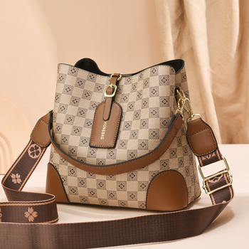 Női bucket bag kockás mintával, PU anyag, poliészter bélés, cipzáras nyitás, belső zsebek telefon és ID számára, laminált cipzáras zseb