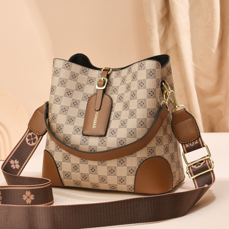 Női bucket bag kockás mintával, PU anyag, poliészter bélés, cipzáras nyitás, belső zsebek telefon és ID számára, laminált cipzáras zseb