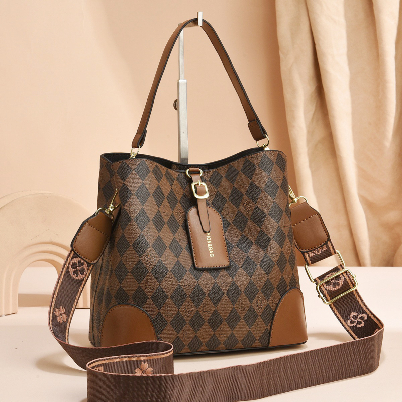 Női bucket bag kockás mintával, PU anyag, poliészter bélés, cipzáras nyitás, belső zsebek telefon és ID számára, laminált cipzáras zseb