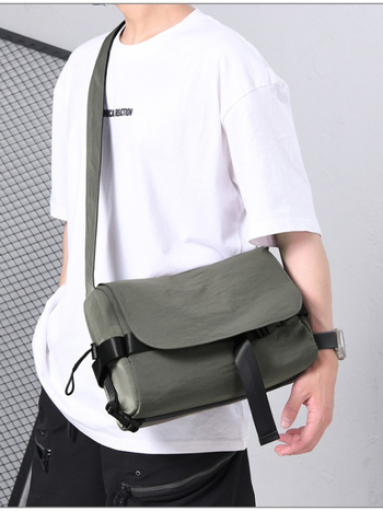 Мъжка чанта през рамо - Голям капацитет, уличен стил, ежедневна употреба (Водоустойчива материя; Полиестерова подплата; Дишаща; Разделение сухо/мокро)