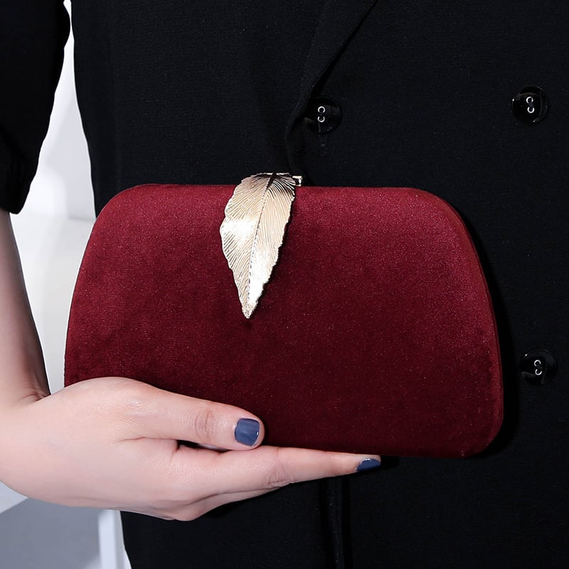 Estélyi bársony clutch, vízszintes négyzet alakú forma, fedéllel záródó, belső zseb a telefon számára, poliszter bélés