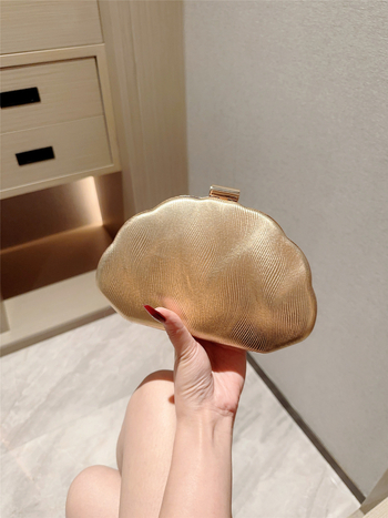 Кожена вечерна чанта с форма на черупка, заключваща ключалка, подплата полиестер, носене в ръка/през рамо/кръстосано, пролет 2025