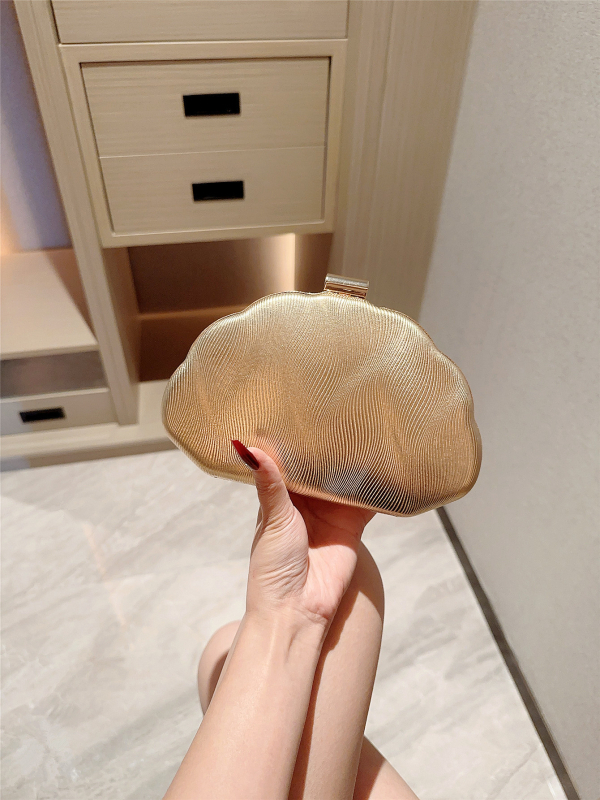 Кожена вечерна чанта с форма на черупка, заключваща ключалка, подплата полиестер, носене в ръка/през рамо/кръстосано, пролет 2025