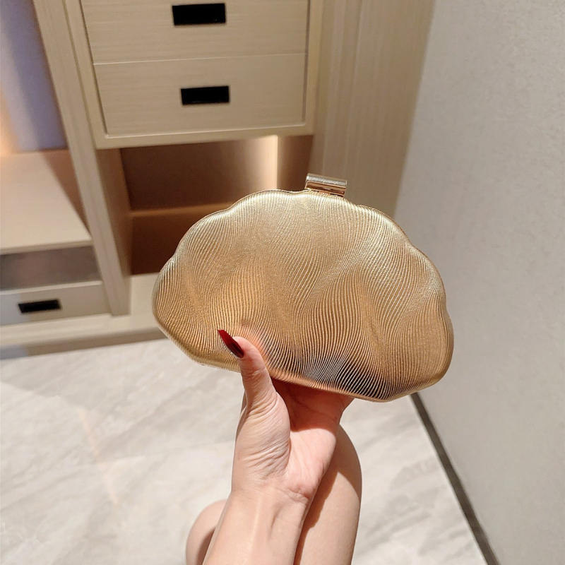 Кожена вечерна чанта с форма на черупка, заключваща ключалка, подплата полиестер, носене в ръка/през рамо/кръстосано, пролет 2025