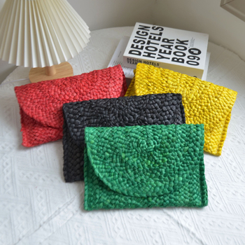 Χειροποίητη ψάθινη τσάντα-κλατς - μορφή μαξιλαριού, μαγνητικό κλείσιμο, βαμβακερή επένδυση