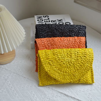 Χειροποίητη ψάθινη τσάντα-κλατς - μορφή μαξιλαριού, μαγνητικό κλείσιμο, βαμβακερή επένδυση