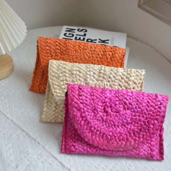 Χειροποίητη ψάθινη τσάντα-κλατς - μορφή μαξιλαριού, μαγνητικό κλείσιμο, βαμβακερή επένδυση