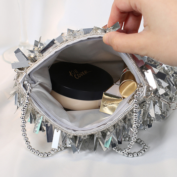 Õhtukott käsitsi helmestatud tikandiga, polüestrist kere, satiinne vooder, tõmblukuga avamine, horisontaalne ruudukujuline siluett