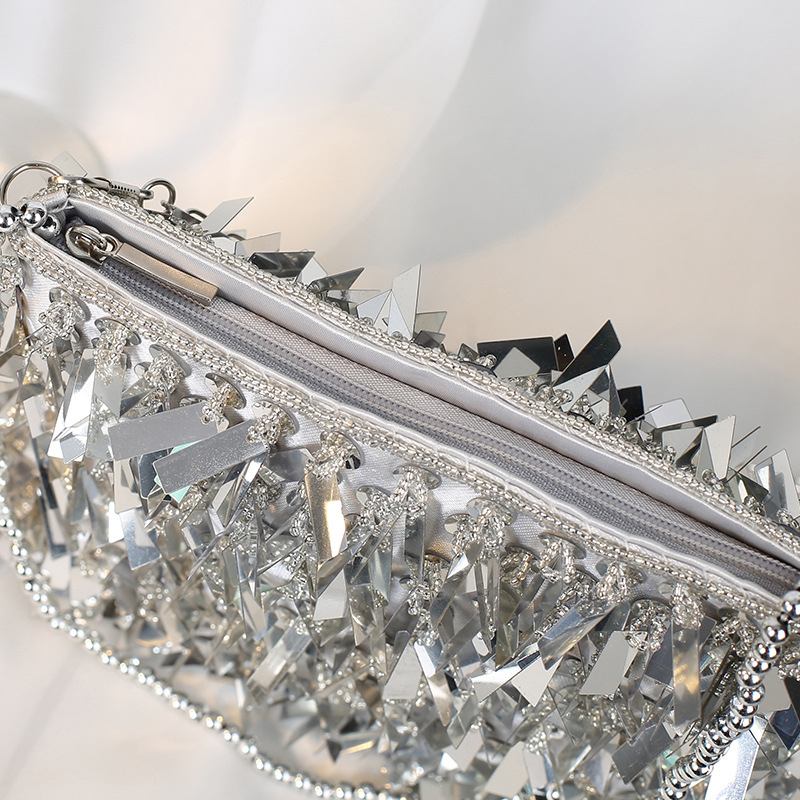 Õhtukott käsitsi helmestatud tikandiga, polüestrist kere, satiinne vooder, tõmblukuga avamine, horisontaalne ruudukujuline siluett