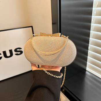 PVC vállon átvetős táska lánccal, kis négyzet alak, vízszintes forma, kapcsos nyitás, belső cipzáras zseb