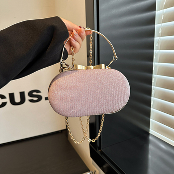 PVC vállon átvetős táska lánccal, kis négyzet alak, vízszintes forma, kapcsos nyitás, belső cipzáras zseb