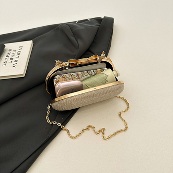 PVC vállon átvetős táska lánccal, kis négyzet alak, vízszintes forma, kapcsos nyitás, belső cipzáras zseb