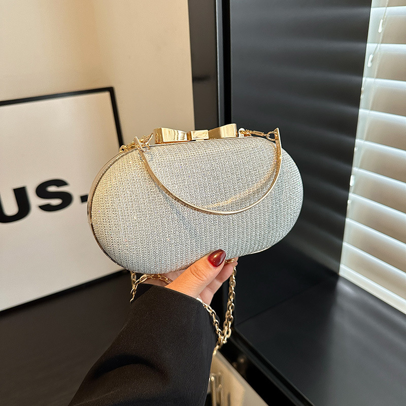 PVC vállon átvetős táska lánccal, kis négyzet alak, vízszintes forma, kapcsos nyitás, belső cipzáras zseb