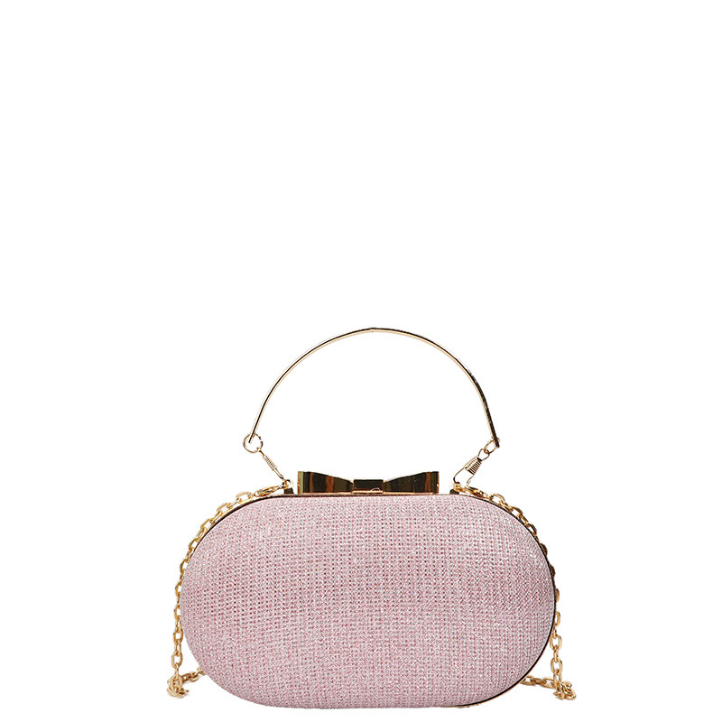 PVC vállon átvetős táska lánccal, kis négyzet alak, vízszintes forma, kapcsos nyitás, belső cipzáras zseb