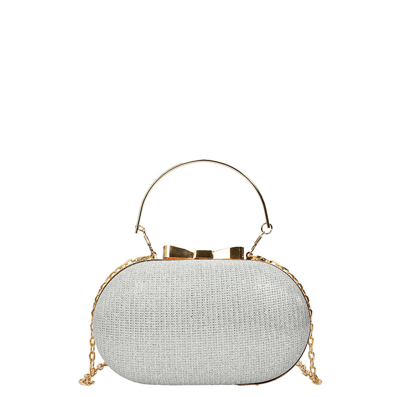 PVC vállon átvetős táska lánccal, kis négyzet alak, vízszintes forma, kapcsos nyitás, belső cipzáras zseb