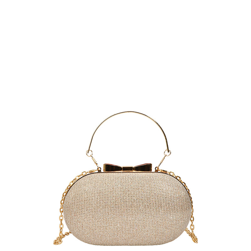 PVC vállon átvetős táska lánccal, kis négyzet alak, vízszintes forma, kapcsos nyitás, belső cipzáras zseb