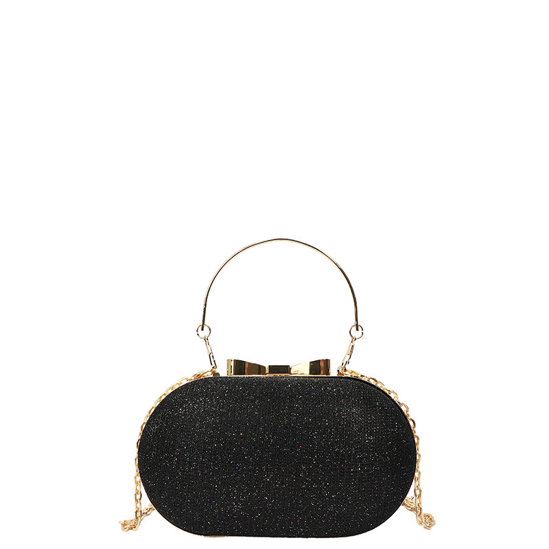 PVC vállon átvetős táska lánccal, kis négyzet alak, vízszintes forma, kapcsos nyitás, belső cipzáras zseb