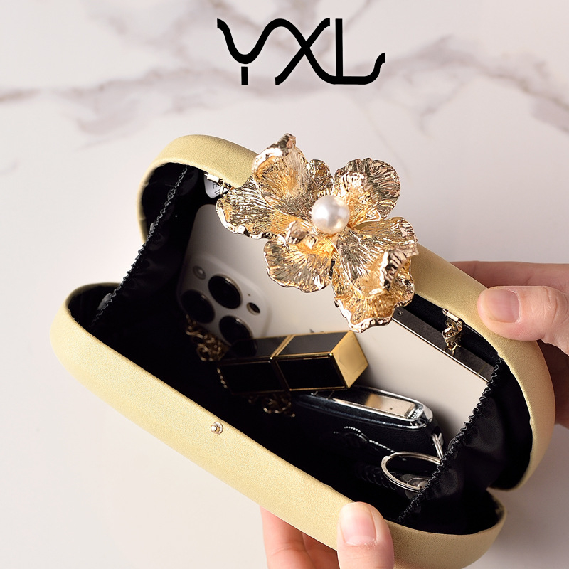 Τσάντα βραδινή PU με οριζόντιο τετράγωνο σχήμα, εσωτερική θήκη για κινητό, επένδυση πολυεστέρα, κλείσιμο με λουκέτο