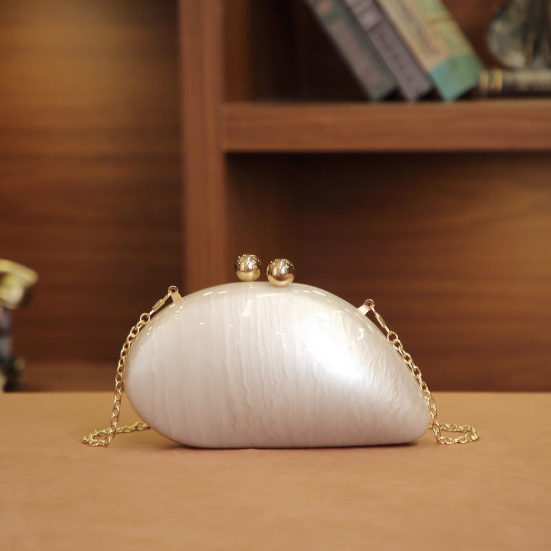 Акрилна дамска вечерна чанта през рамо с верижка, охлювоподобна форма (магнитно закопчаване; овална форма; полиестерна подплата; джоб за телефон и ID)