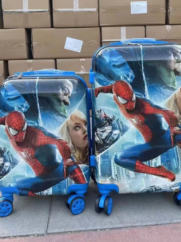 Iskolai hátizsák görgőkkel, univerzális kerekek, anime mintás, terheléscsökkentő dizájn (ABS+PC anyag; 1,5 kg; cipzár; terheléscsökkentés)
