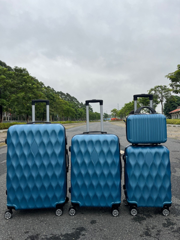 Set bagaje ABS cu roți universale – patru piese, deschidere cu fermoar, impermeabil și durabil, anti-furt, căptușeală poliester, greutate 2.5–3.5 kg