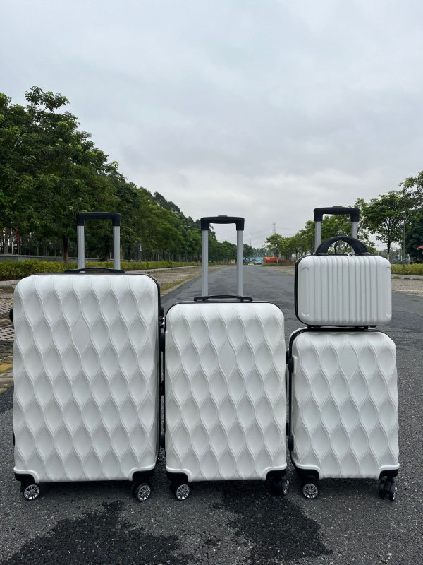 Set bagaje ABS cu roți universale – patru piese, deschidere cu fermoar, impermeabil și durabil, anti-furt, căptușeală poliester, greutate 2.5–3.5 kg