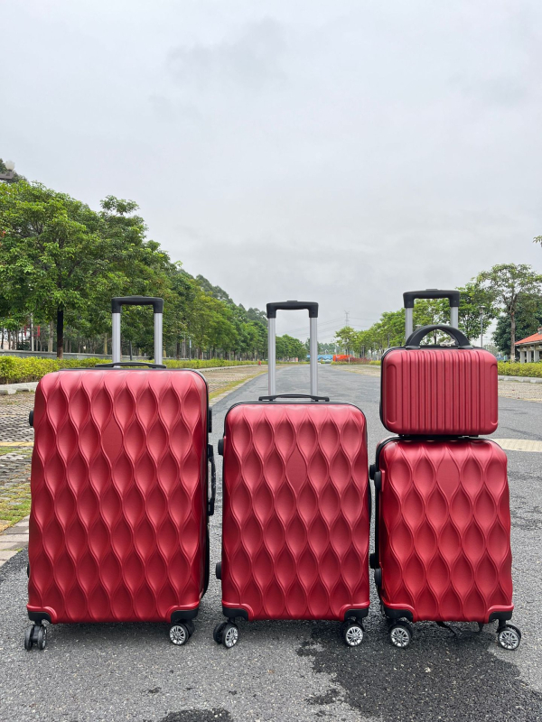 Set bagaje ABS cu roți universale – patru piese, deschidere cu fermoar, impermeabil și durabil, anti-furt, căptușeală poliester, greutate 2.5–3.5 kg