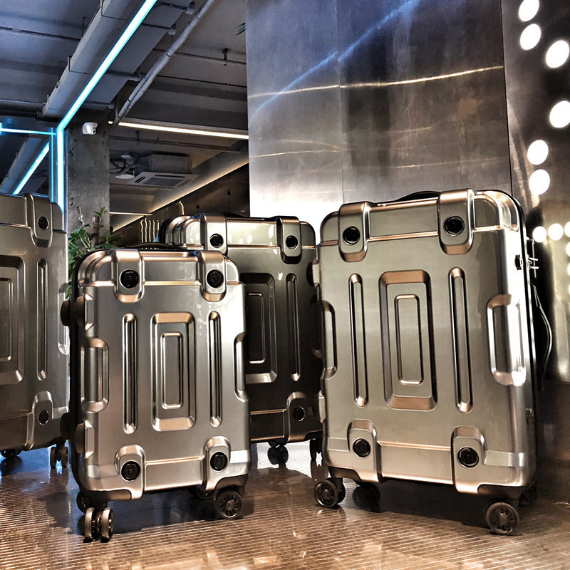 Oubao férfi utazótáska technológiai ihletésű dizájnnal, PET+PE külső, ABS+PC belső, záras lezárás, univerzális kerekek