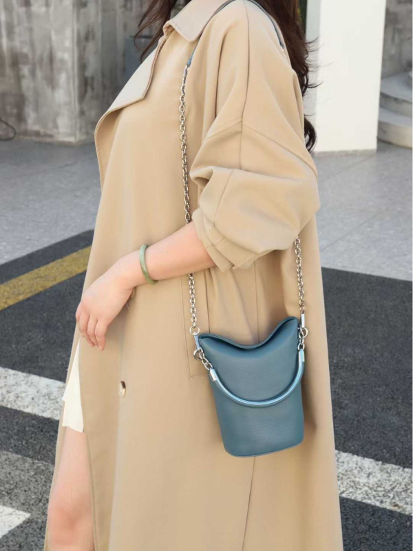 Telefoninė rankinė iš natūralios odos, pirmojo sluoksnio karvės odos, Velcro užsegimas, vertikalaus kvadrato formos, miesto minimalistinis stilius, vidinė telefono kišenė