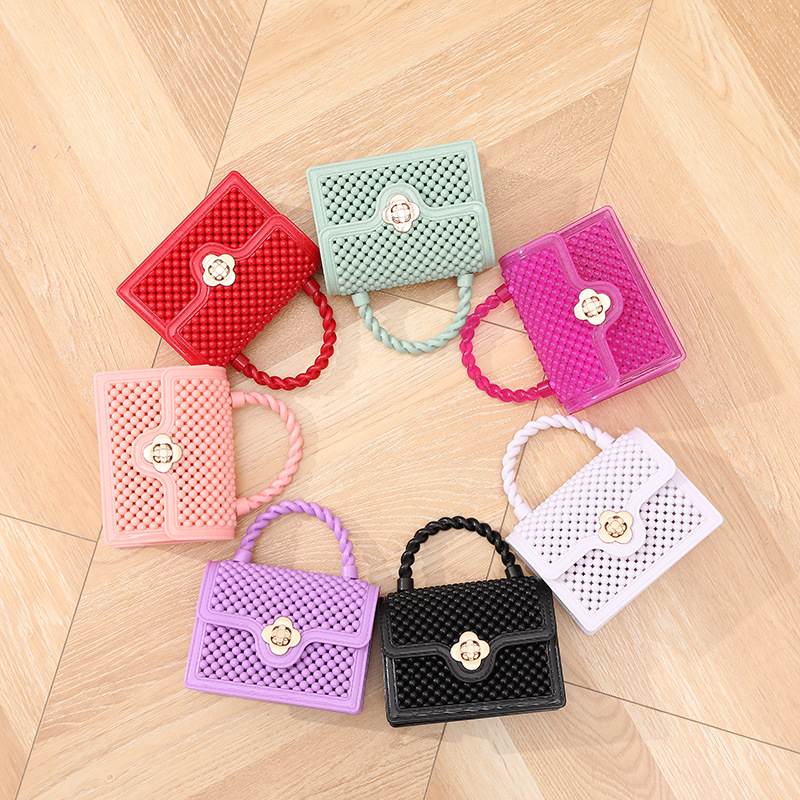 Mini PVC táska lánccal, négyszögletes formájú, zárózár, belső rekesz telefon- és azonosító kártyához, poliészter bélés, egyoldalas vállpánt