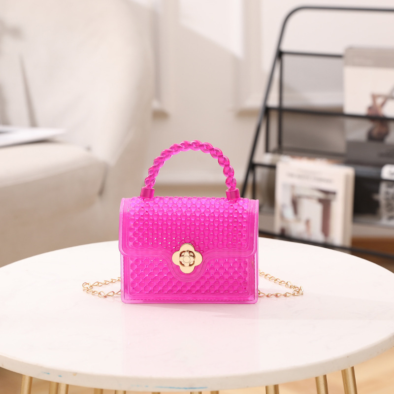 Mini PVC táska lánccal, négyszögletes formájú, zárózár, belső rekesz telefon- és azonosító kártyához, poliészter bélés, egyoldalas vállpánt