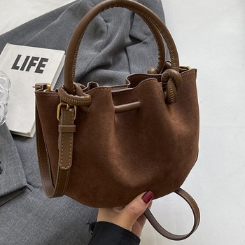 Чанта-кофа кроссбоди – полиестерна външна част, меко усещане, подплата от синтетична кожа, хоризонтална квадратна форма, скрит джоб с цип