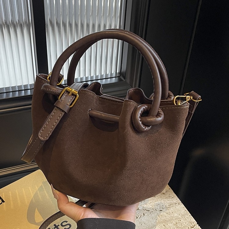 Чанта-кофа кроссбоди – полиестерна външна част, меко усещане, подплата от синтетична кожа, хоризонтална квадратна форма, скрит джоб с цип