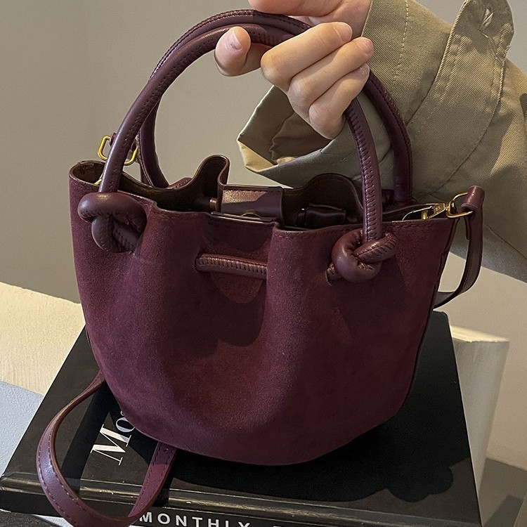 Чанта-кофа кроссбоди – полиестерна външна част, меко усещане, подплата от синтетична кожа, хоризонтална квадратна форма, скрит джоб с цип