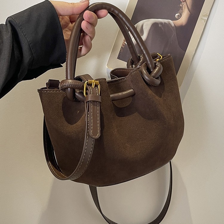 Чанта-кофа кроссбоди – полиестерна външна част, меко усещане, подплата от синтетична кожа, хоризонтална квадратна форма, скрит джоб с цип