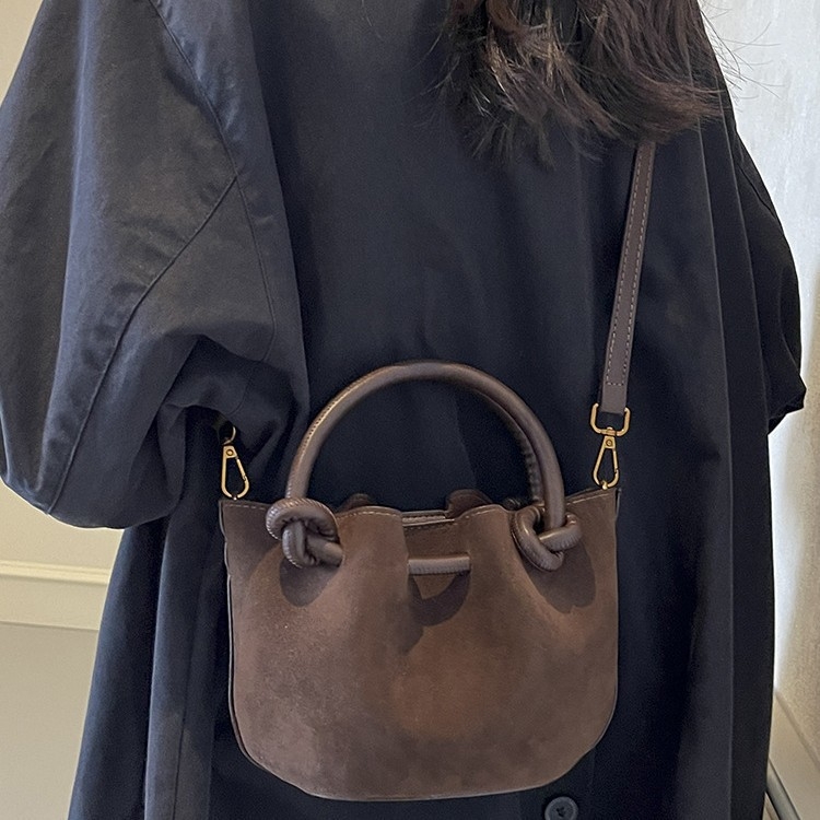 Чанта-кофа кроссбоди – полиестерна външна част, меко усещане, подплата от синтетична кожа, хоризонтална квадратна форма, скрит джоб с цип